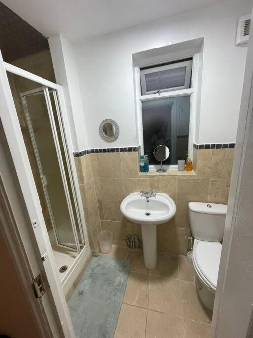 3 Double Bedroomed Flat, Acton. London, Uk Ngoại thất bức ảnh