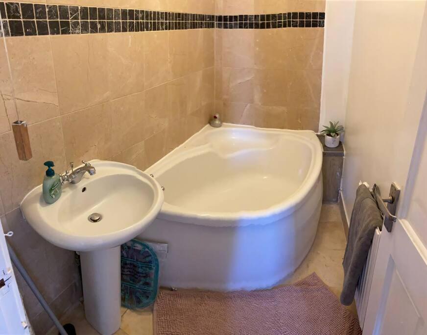 3 Double Bedroomed Flat, Acton. London, Uk Ngoại thất bức ảnh